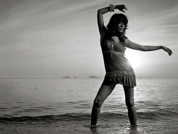 Танцующая девушка