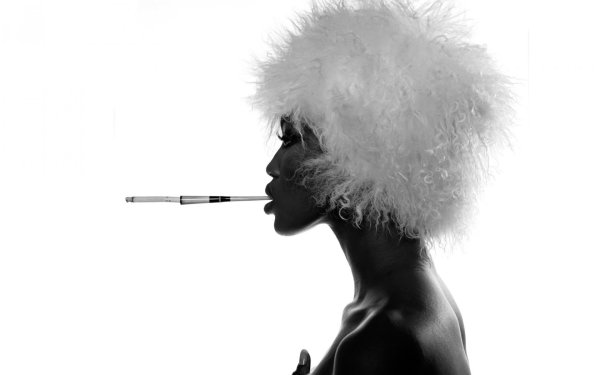 Наоми Кэмпбелл с сигаретой