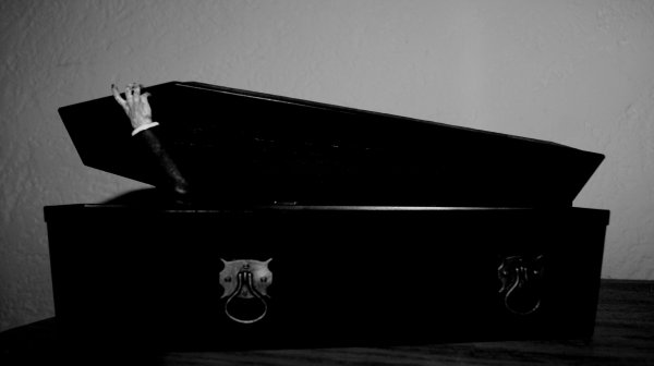 Гроб черного цвета