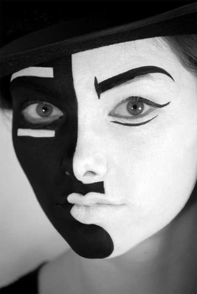 Черно белый грим на лице