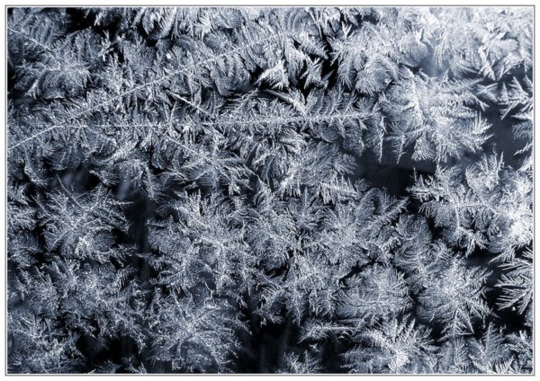 Морозные узоры на черном фоне