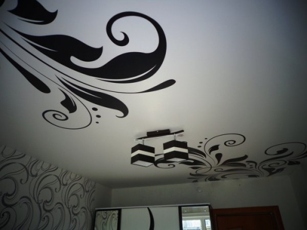 Натяжной потолок белый с черным