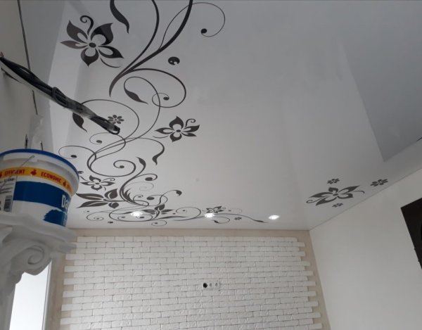 Натяжные потолки с узорами