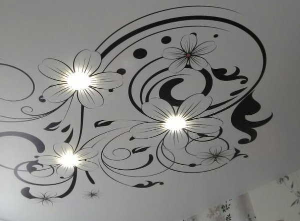 Натяжные потолки с цветочным орнаментом