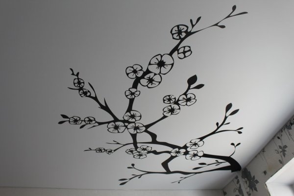 Натяжные потолки с веткой Сакуры