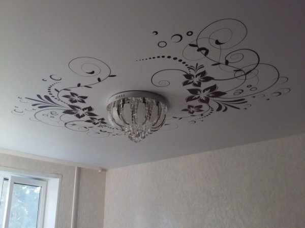 Фотопечать на потолке вокруг люстры