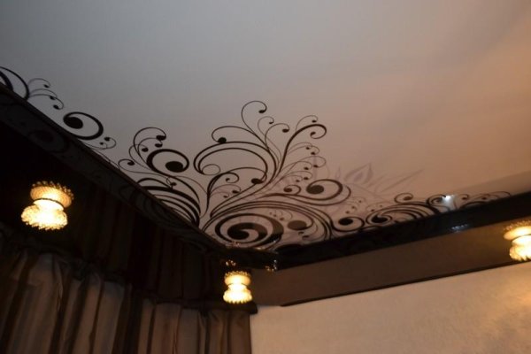 Узоры на натяжных потолках в зале