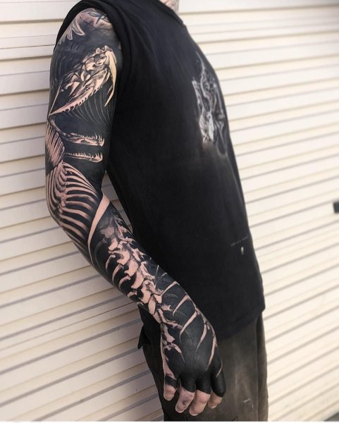 Блэкворк полурукав