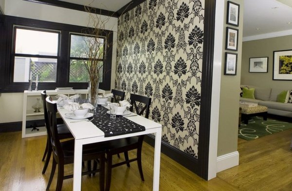 Комбинирование обоев в гостиной