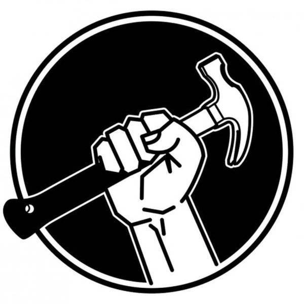 Рука с молотком вектор