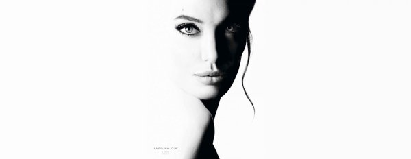 Анджелина Джоли на белом фоне
