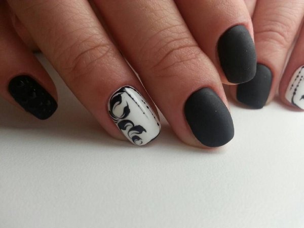 Черно белый матовый маникюр