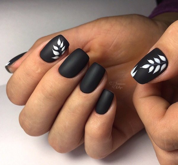 Маникюр матовый черный с белым