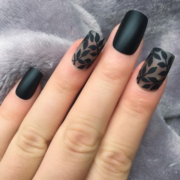 Черный матовый маникюр с узорами
