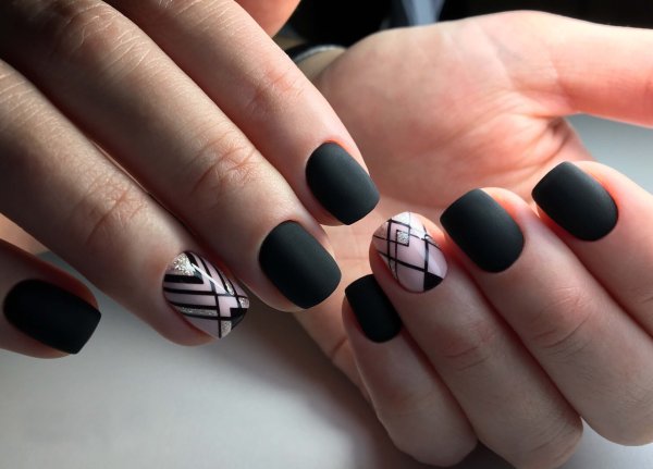 Черно белый матовый маникюр