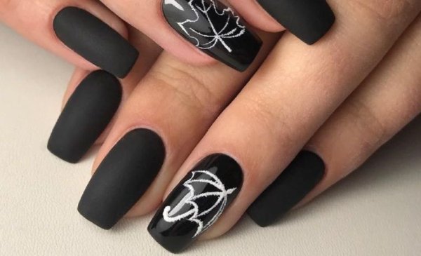 Черный матовый осенний маникюр