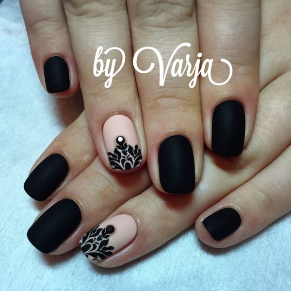 Черный матовый маникюр с узорами