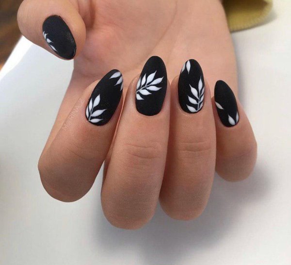 Чёрный матовый маникюр с белой веточкой
