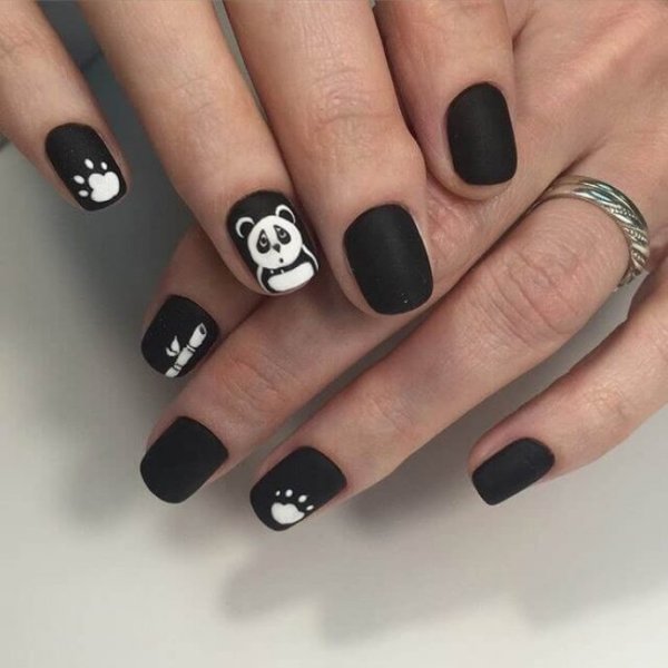 Черный маникюр с пандой