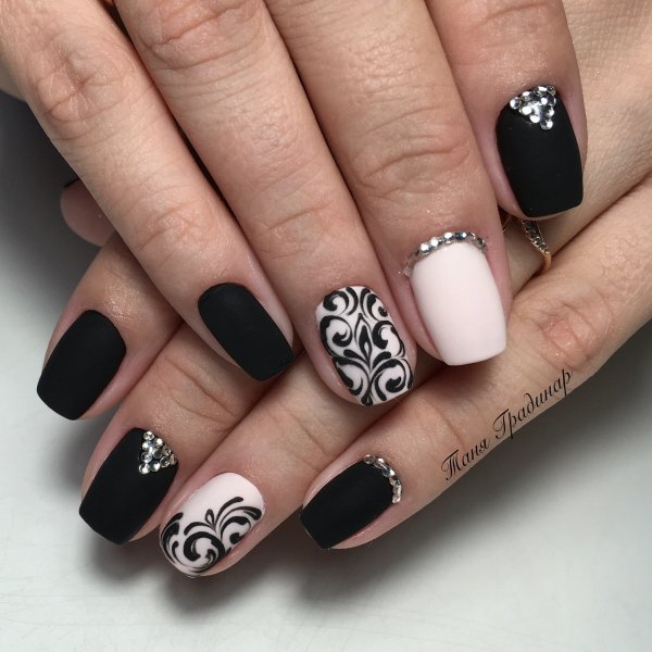 Матовый маникюр с орнаментом
