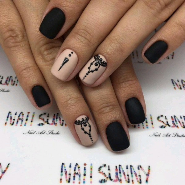 Маникюр чёрный матовый с бежевым