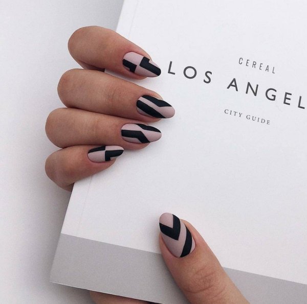 Геометрический маникюр в стиле минимализма