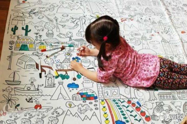 Ребенок раскрашивает