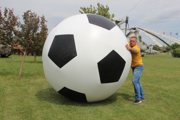 Огромный футбольный мяч