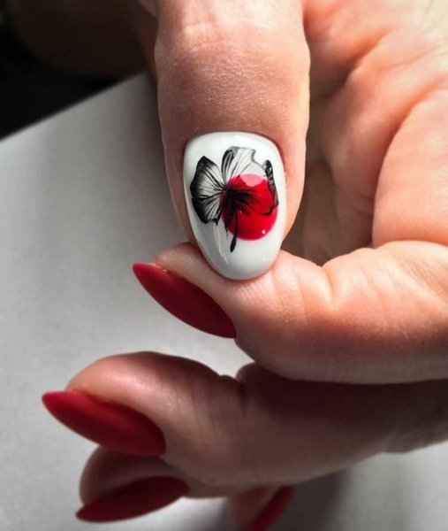 Маникюр с рисунком на большом пальце