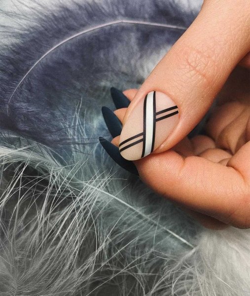 Маникюр с линиями