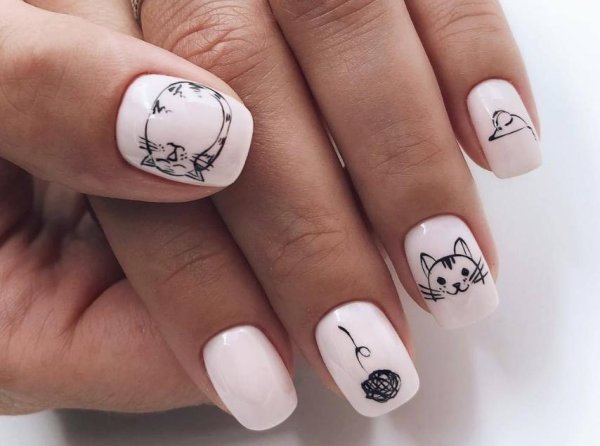 Маникюр на короткие ногти с котиками