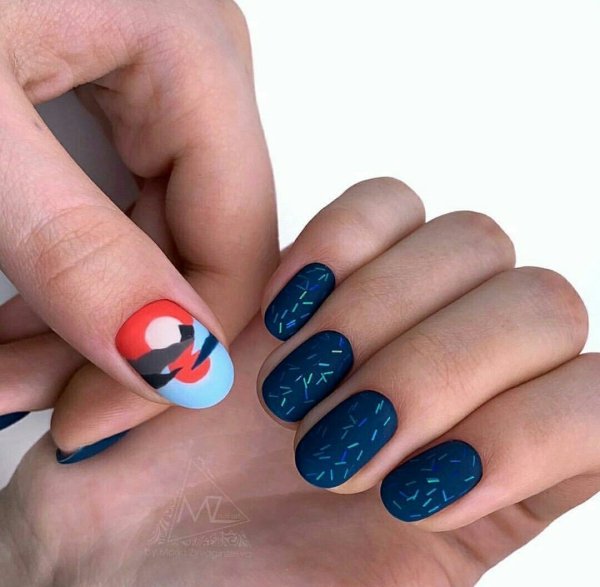 Маникюр с дизайном на большом пальце