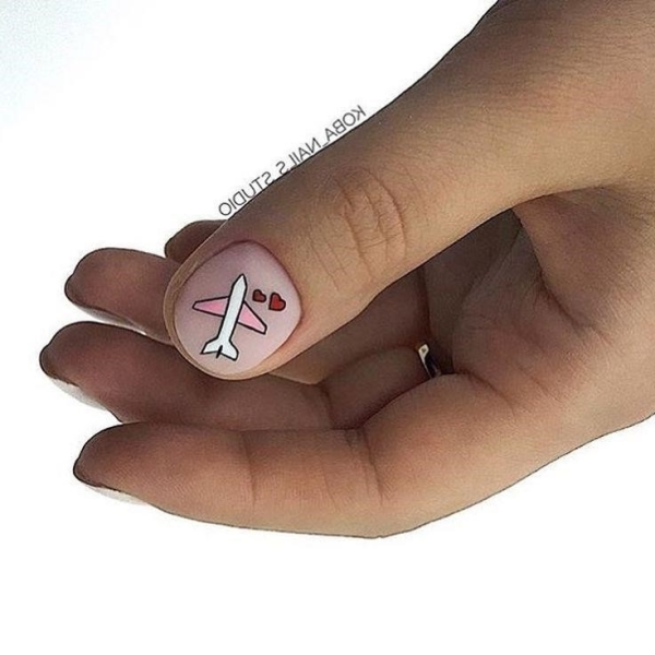 Маникюр с самолетиком