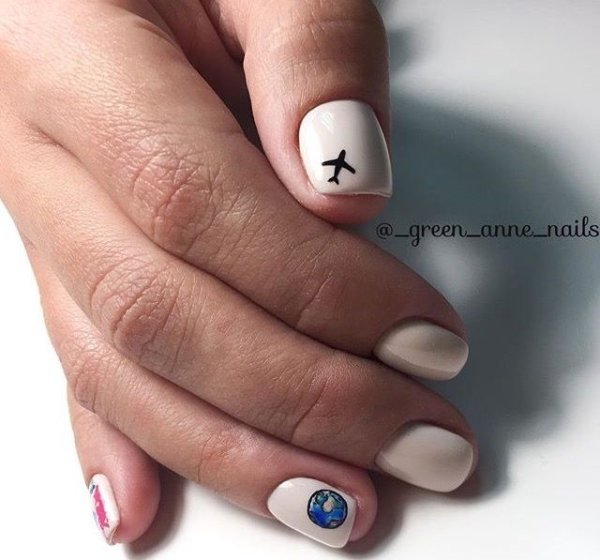 Маникюр с самолетиком