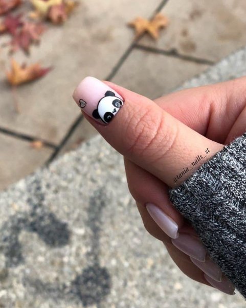 Панда на ногтях