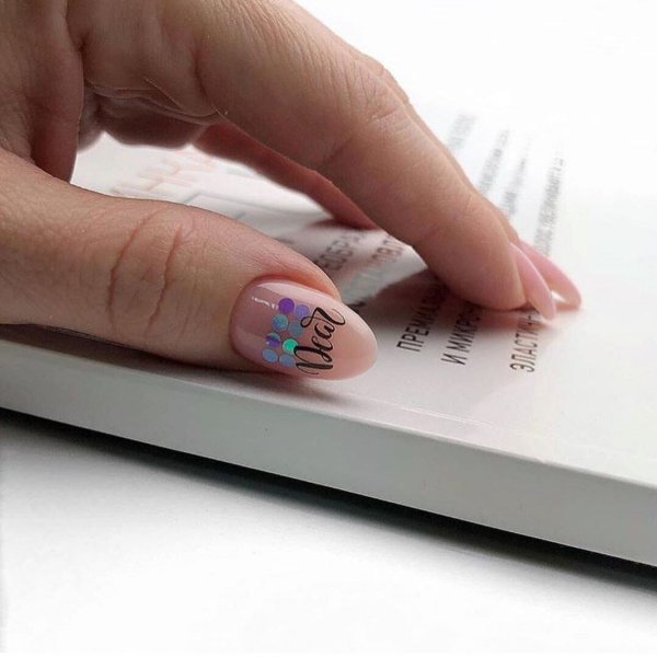 Маникюр с рисунком на большом пальце