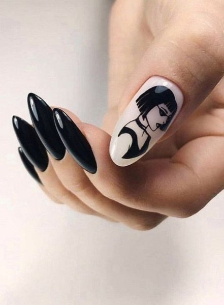Черный маникюр со змеей