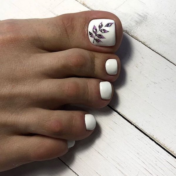 Белый педикюр