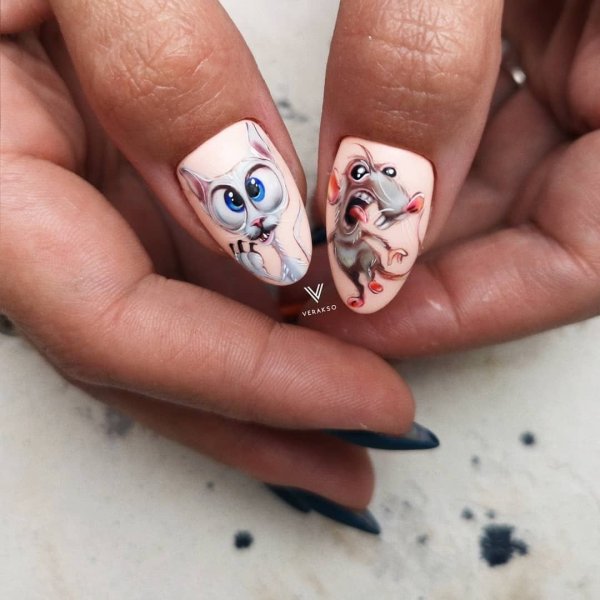 Маникюр с мышкой