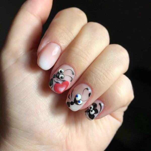 Божья коровка на ногтях