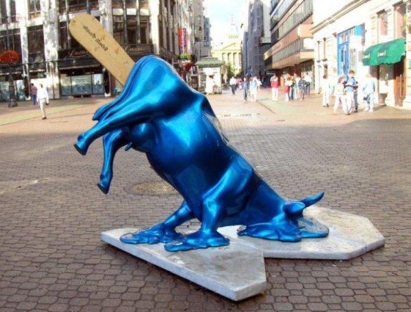 Памятник ТАЮЩЕМУ мороженому (melting Cow Statue), Будапешт