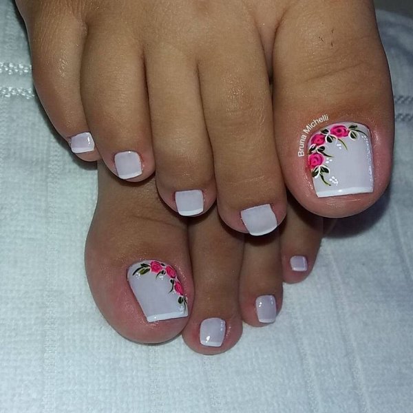 Педикюр френч на большом пальце