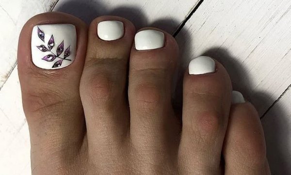 Педикюр с цветочками на большом пальце