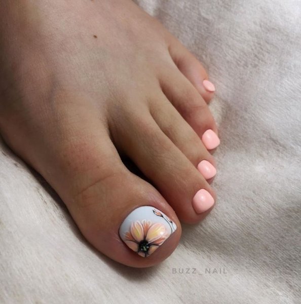 Персиковый педикюр