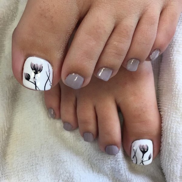 Педикюр белый с наклейками