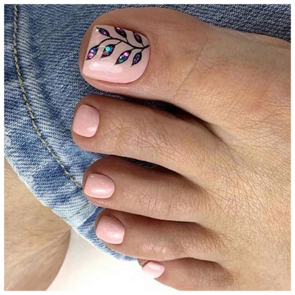 Педикюр с рисунком 2020