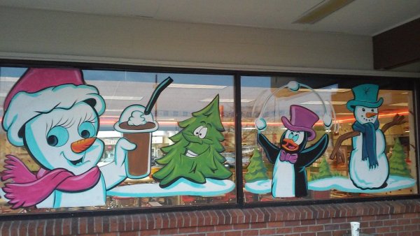 Гирлянда гуашью на окне