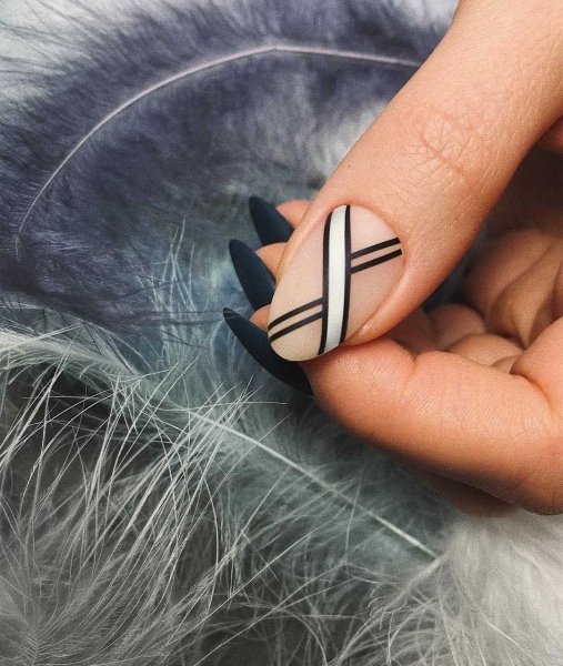 Маникюр с линиями