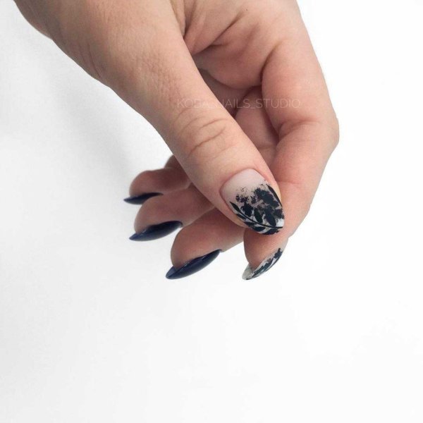 Маникюр прозрачный с рисунком