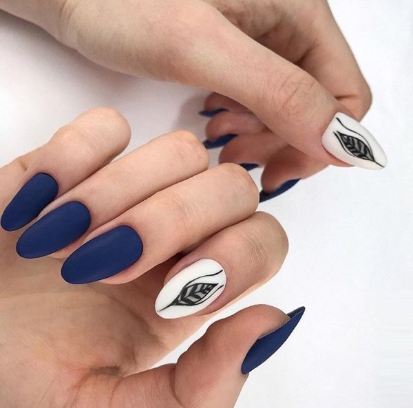 Указательный палец с маникюром